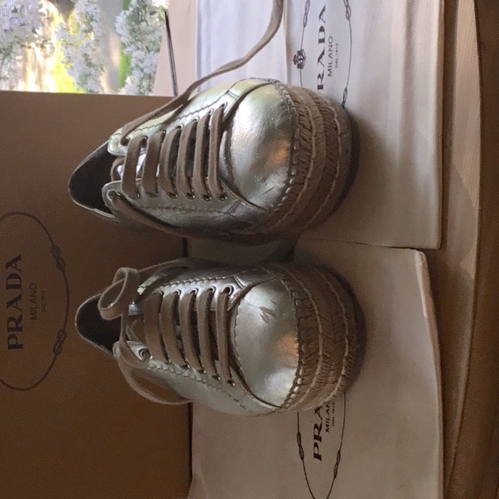 Silver platform tennis shoe for fun wear, one scuff